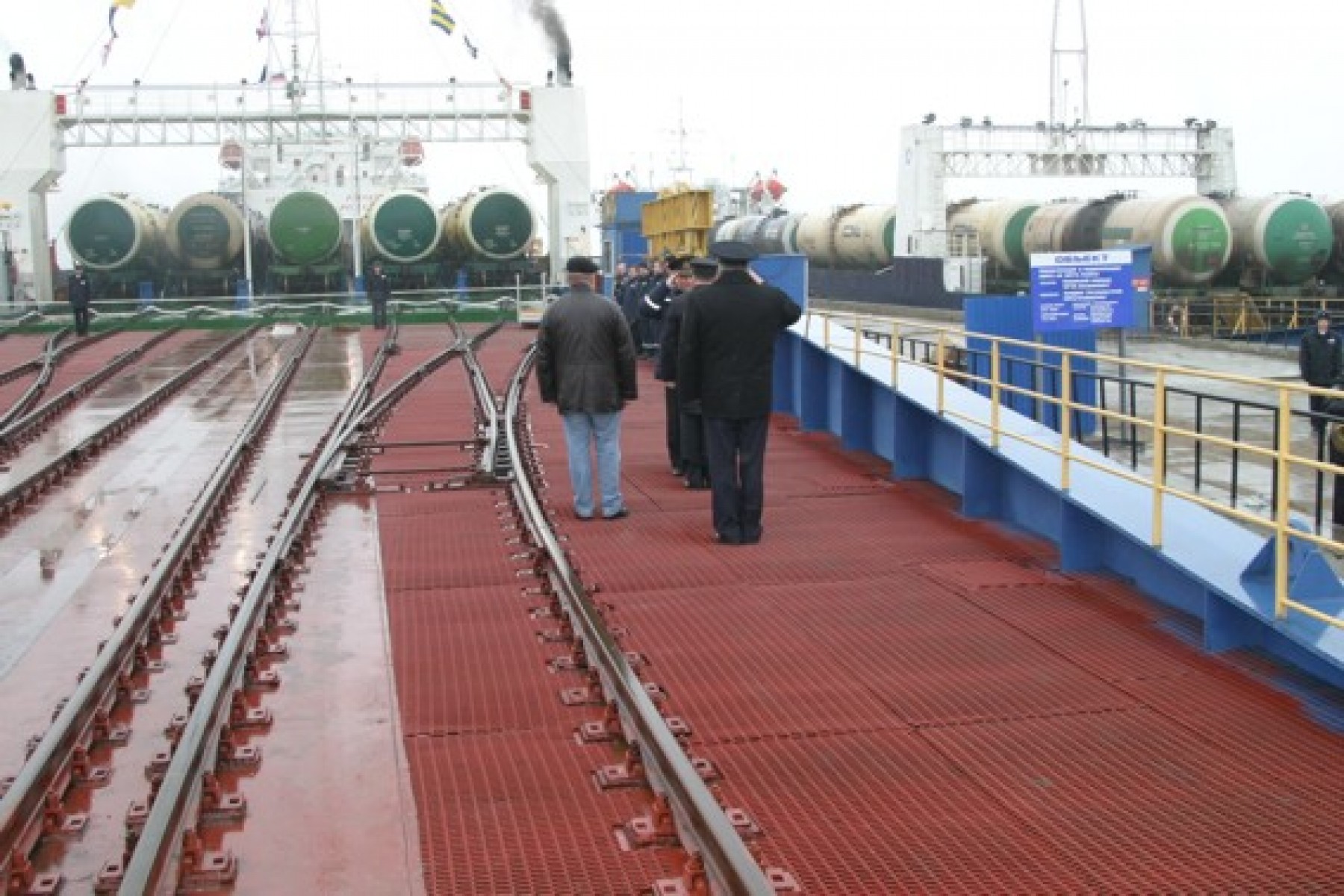 28 февраля 2009 г. в первый (пробный) рейс между портами Кавказ (Россия ...